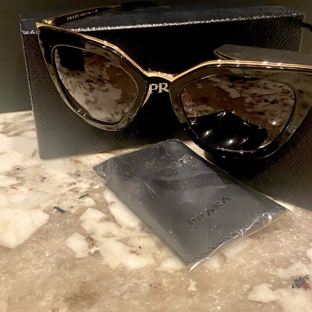 🔥PRADA SUNGLASSES🔥
